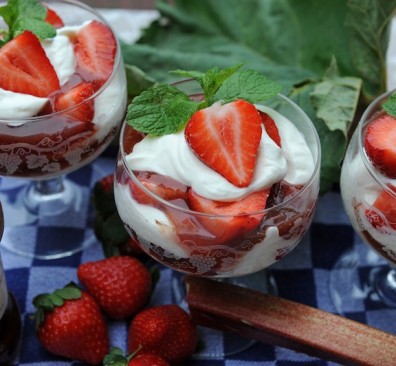 Biologische hangop met rood fruit en vruchtenspread