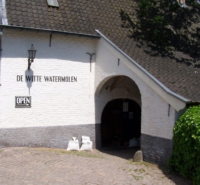 De witte watermolen