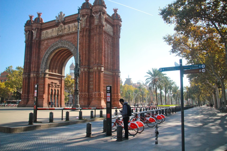 Arc de Triomf Barcelona green travel rent a bike park ciutadella