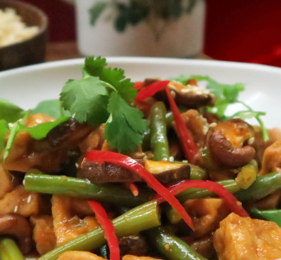 Vegan roerbak tofu in Thaise chilisaus