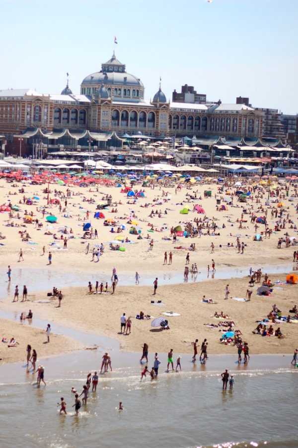 Uitzicht Scheveningen strand vanaf De Pier Kurhaus Scheveningen Bad