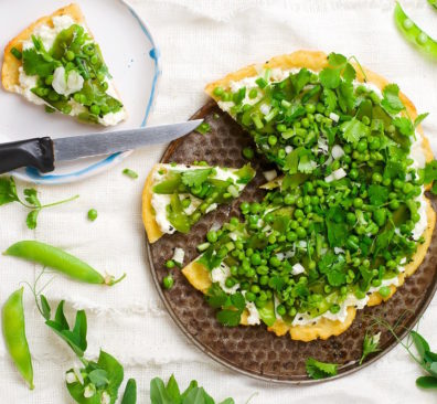 Pizza met bodem van kikkererwtenmeel en groene groenten