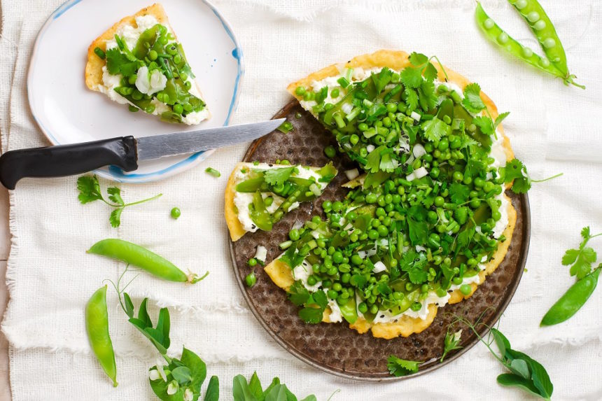 Pizza met bodem kikkererwtenmeel glutenvrij vegetarisch