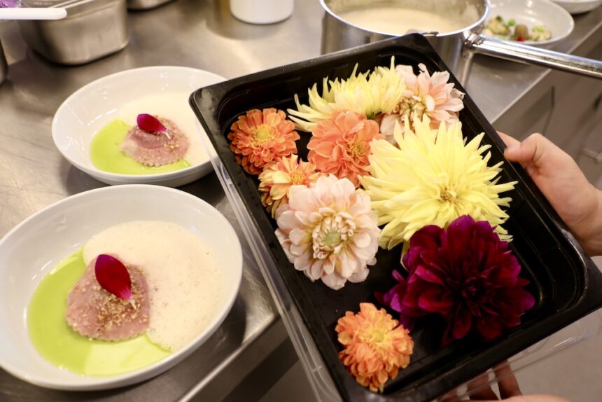Plantaardig uit eten met biologische eetbare bloemen
