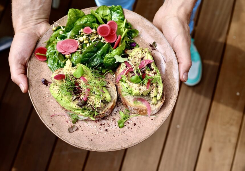 Deze week draait het om de Wissel eens wat-campagne. De frisse opvolger van de Week Zonder Vlees & Zuivel. Waar die campagne je uitdaagt om een week helemaal plantaardig te eten, zegt Wissel eens wat iets anders. Je hoeft niet alles om te gooien. Begin gewoon met één ingrediënt. Eén gerecht. Eén gewoonte. En precies daar wordt Puur! uit eten blij van. Wij houden niet van streng of ingewikkeld. Wel van ontdekken. Van proeven. Van verrast worden. Dat een saus net zo romig kan zijn met cashew of witte bonen. Dat linzen een bolognese diepte geven. Dat je met geroosterde groenten en goede kruiden iets maakt wat je normaal gesproken niet zou kiezen, maar wat je wél bijblijft. De foto’s op deze pagina maakten we tijdens een bezoek aan vijf plantaardige adressen in Antwerpen. Wat daar op tafel kwam, was allesbehalve saai. Kleur, structuur, lef. Borden waar je automatisch je camera bij pakt. Ja, plantaardig eten is fotogeniek. Maar vooral: het is gewoon heel lekker. Bij Puur! uit eten zoeken we altijd naar plekken waar je goed plantaardig kunt eten. In Nederland. Maar ook op reis. Antwerpen was zo’n ontdekking. Net als veel andere adressen die je op puuruiteten.nl terugvindt. We blijven speuren. Dus ken jij een plek die we echt moeten kennen? Laat het ons weten. Waarom we enthousiast zijn over vaker plantaardig eten? Omdat het beter is voor dieren. Omdat het lichter voelt. Omdat je ongemerkt meer groenten, peulvruchten en noten eet. En omdat het creativiteit vraagt in de keuken. Je gaat anders denken. Anders combineren. Een van de makkelijkste switches is vlees vervangen door peulvruchten. Linzen. Kikkererwten. Bonen. Ze zijn voedzaam, betaalbaar en een volwaardige vleesvervanger. Eerlijk gezegd kiezen wij liever daarvoor dan voor een sterk bewerkte vleesvervanger uit het koelschap. Het kookboek Heilig Boontje laat mooi zien hoe veelzijdig peulvruchten zijn. Het geeft praktische alternatieven en inspiratie om zelf aan de slag te gaan. Geen ingewikkelde trucs. Gewoon goede recepten. Op puuruiteten.nl vind je bovendien volop plantaardige recepten van onze Puur! uit etenchefs. Gerechten die laten zien dat je niets tekortkomt. Integendeel. Neem bijvoorbeeld een kijkje bij onze plantaardige recepten, lees meer over het kookboek Heilig Boontje, ontdek onze tips over peulvruchten als vleesvervanger, laat je inspireren door ons artikel over plantaardig eten in Antwerpen of duik in onze verhalen over duurzaam uit eten. Genoeg om door te klikken en zelf te proberen. Wat we zo sterk vinden aan Wissel eens wat, is de toon. Positief. Toegankelijk. Het gaat niet over moeten, maar over proberen. Over kleine stappen die samen een beweging worden. Dus wissel eens wat. Niet alles. Wissel 'ns wat